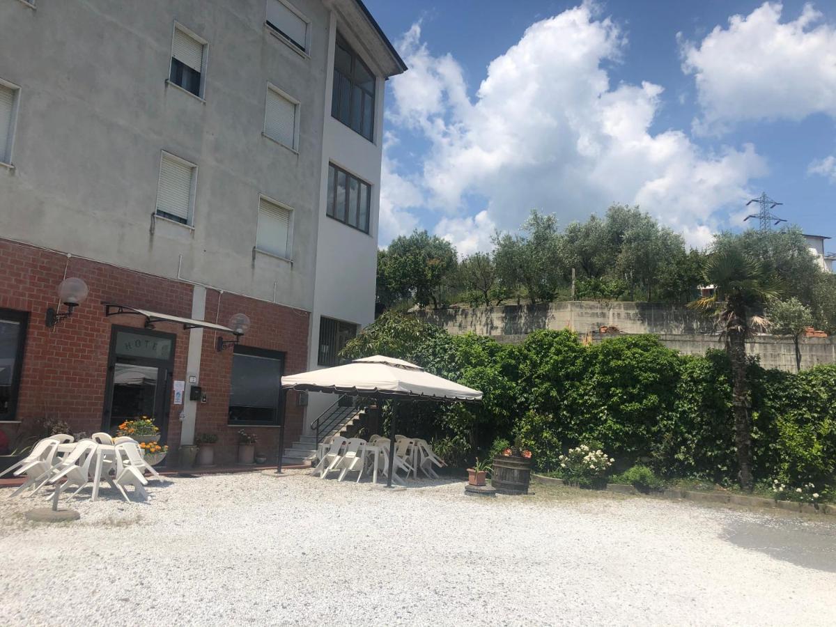 Albergo Ristorante La Greppia Montedivalli Chiesa Exterior foto