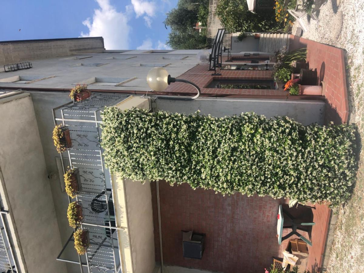 Albergo Ristorante La Greppia Montedivalli Chiesa Exterior foto