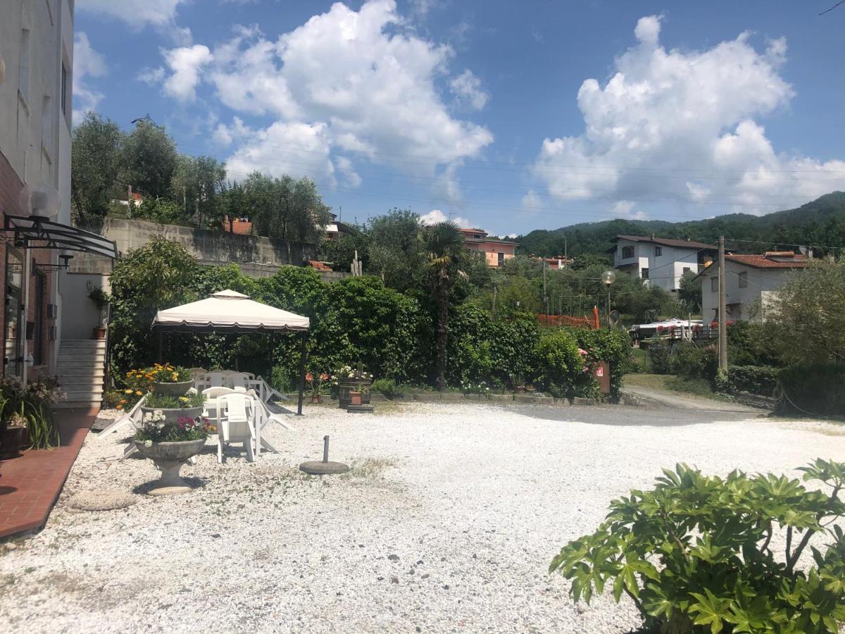 Albergo Ristorante La Greppia Montedivalli Chiesa Exterior foto