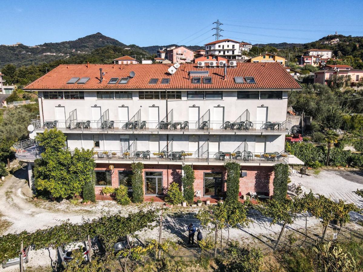 Albergo Ristorante La Greppia Montedivalli Chiesa Exterior foto