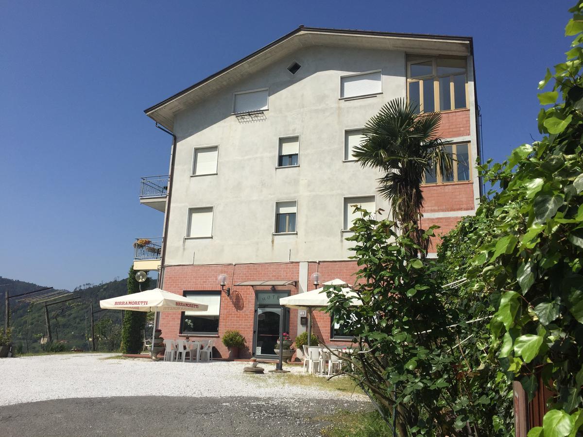 Albergo Ristorante La Greppia Montedivalli Chiesa Exterior foto